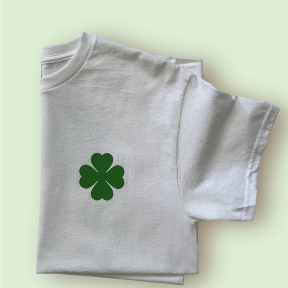 St. Patrick’s Day Tee, Mom shirt, vintage t-shirt, mama shirt, one lucky mama - Picture 4 of 8